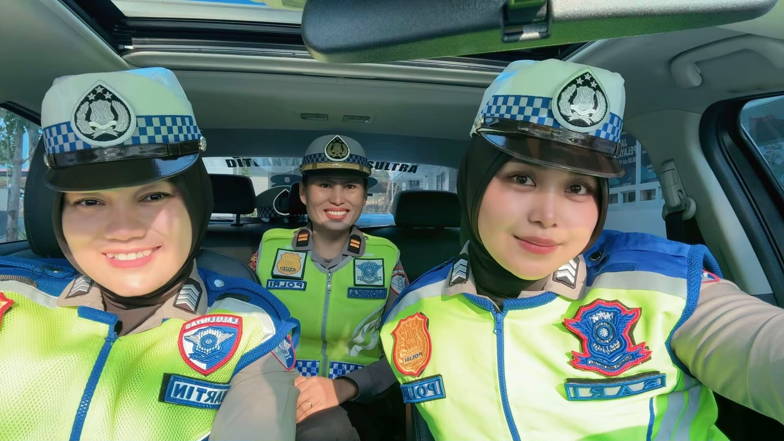 Polwan KARIB Hadir di Jalan, Sapa Pengendara dan Gaungkan Pesan Keselamatan
