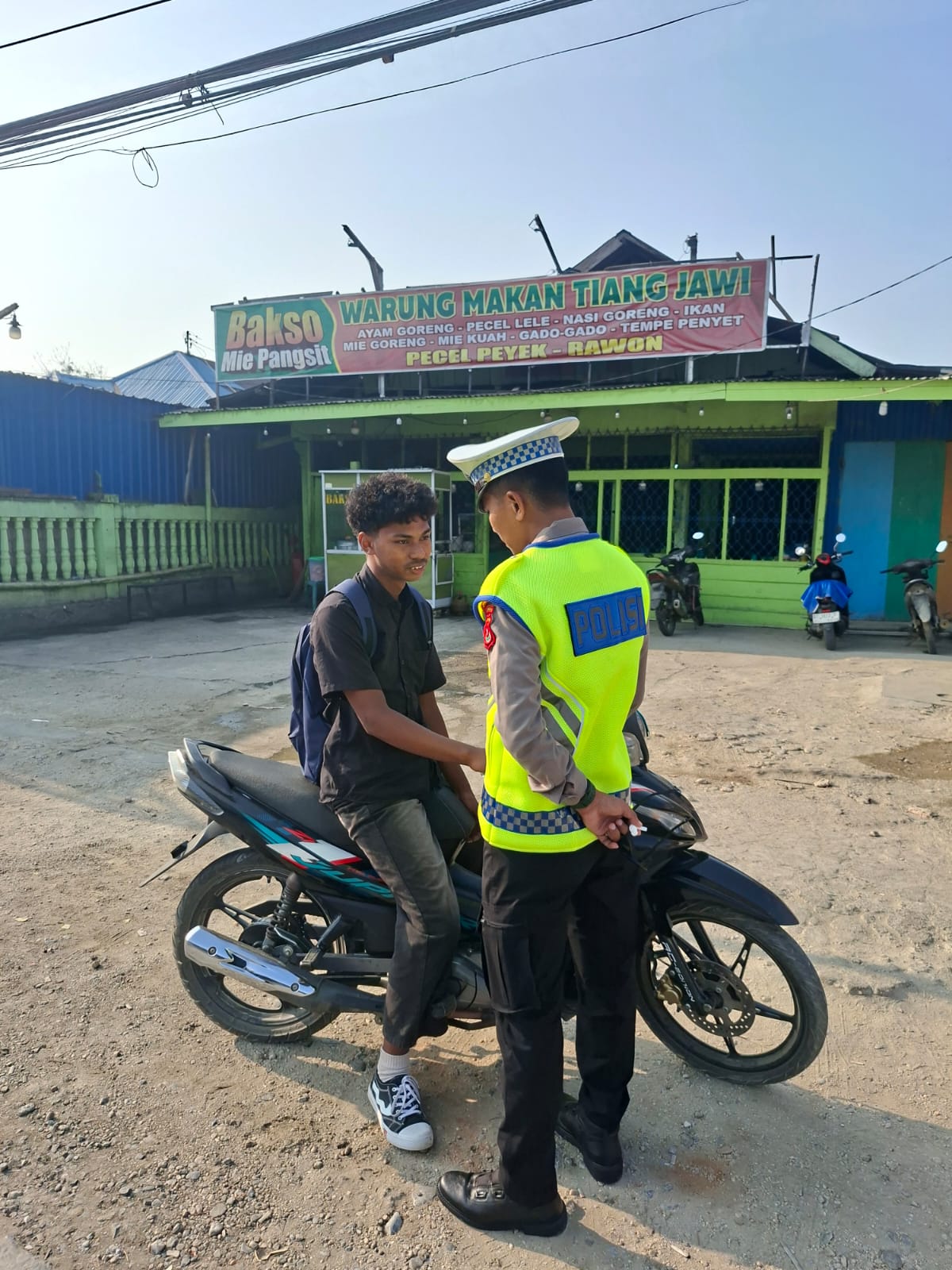 Tegur Pengendara Tanpa Helm SNI di U-Turn RS Bahteramas, Ditlantas Polda Sultra Kedepankan Edukasi Keselamatan