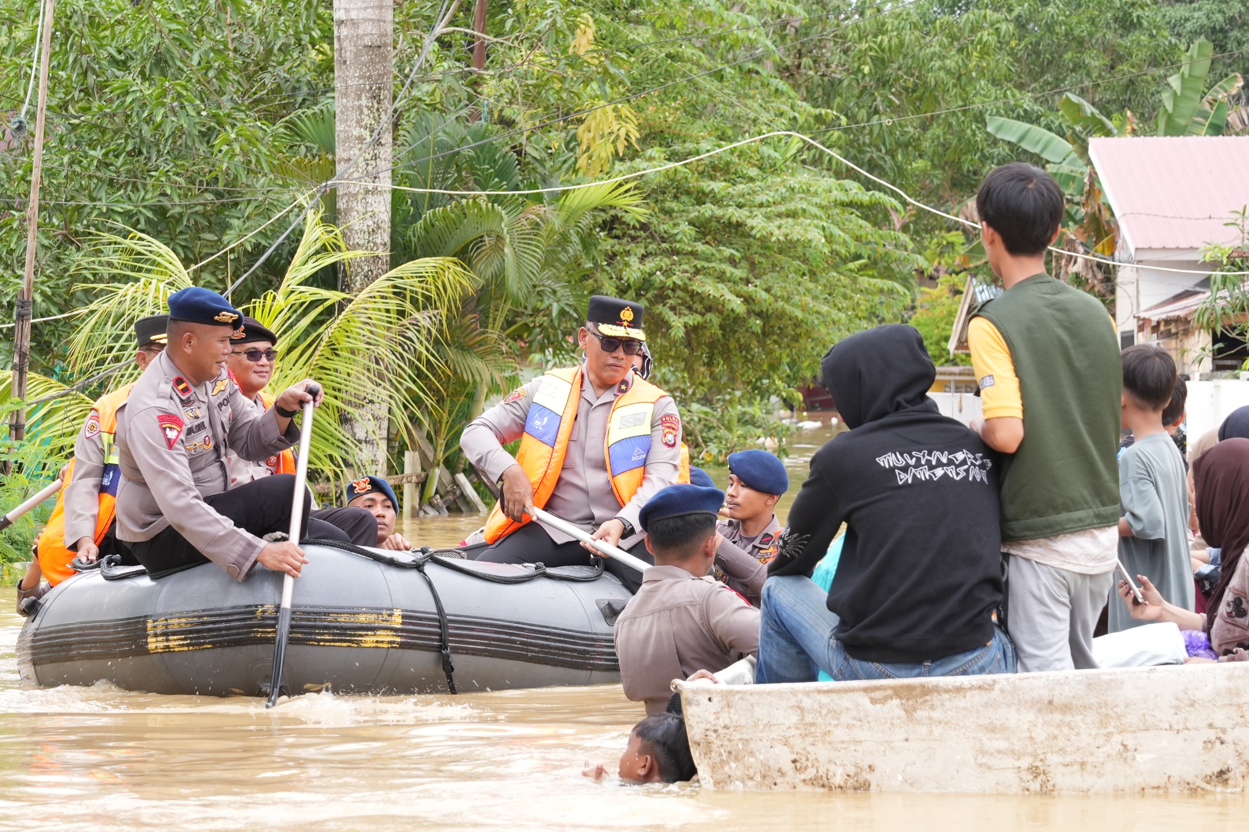 Berikan Dukungan Semangat, Wakapolda Sultra Bagikan 200 Paket Bingkisan untuk Warga Terdampak Banjir di Kali Wanggu