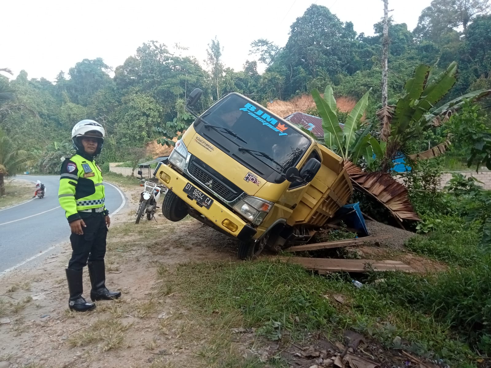 Truk Bermuatan Pasir Mundur di Tanjakan Pohara–Konawe, Tabrak Lapak Warga