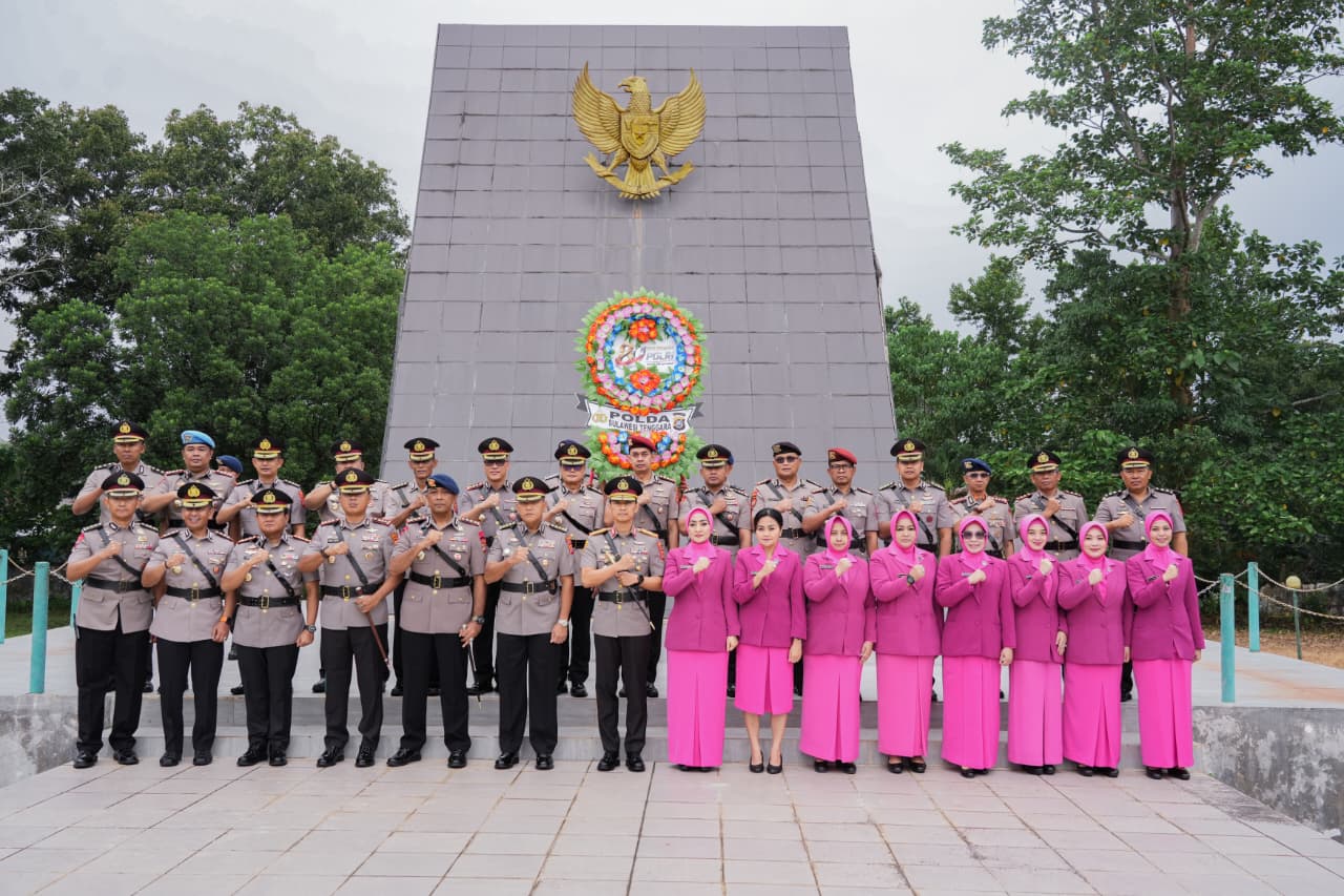 Dirlantas Polda Sultra Ikuti Ziarah dan Tabur Bunga di TMP Watubangga, Wujud Penghormatan kepada Jasa Para Pahlawan dalam Hari Bhayangkara ke-80