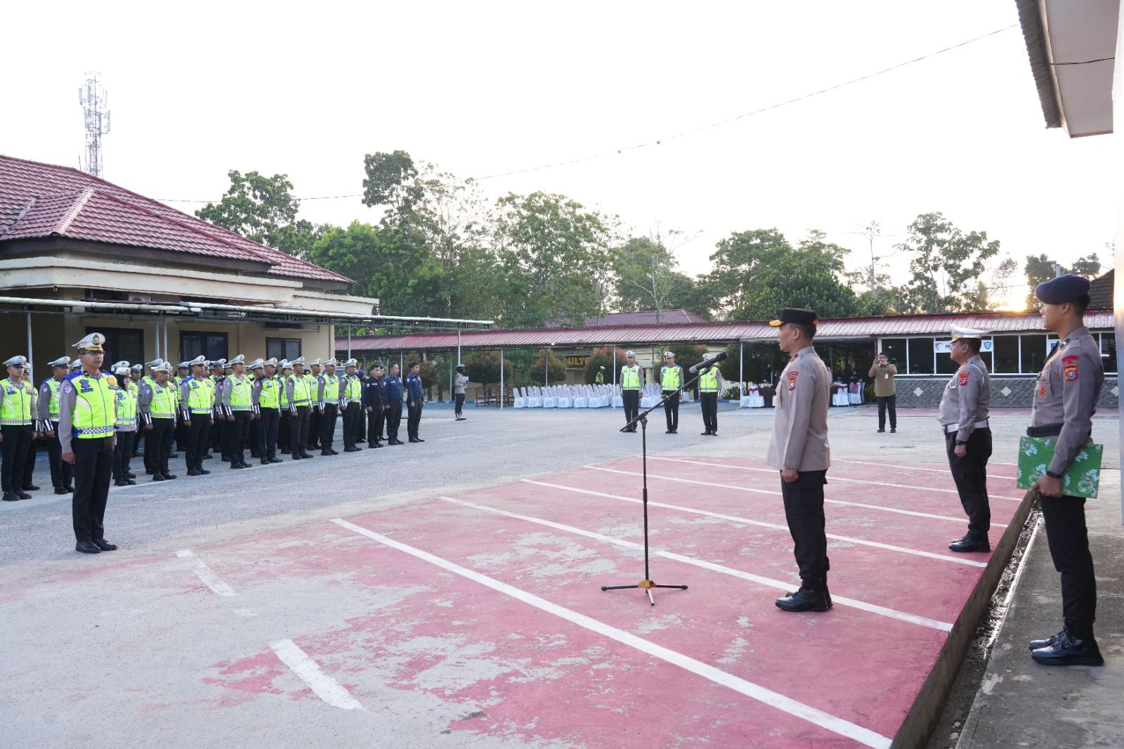 Wakapolda Sultra Tekankan Pelayanan Humanis dan Profesional dalam Apel Fungsi Ditlantas Polda Sultra