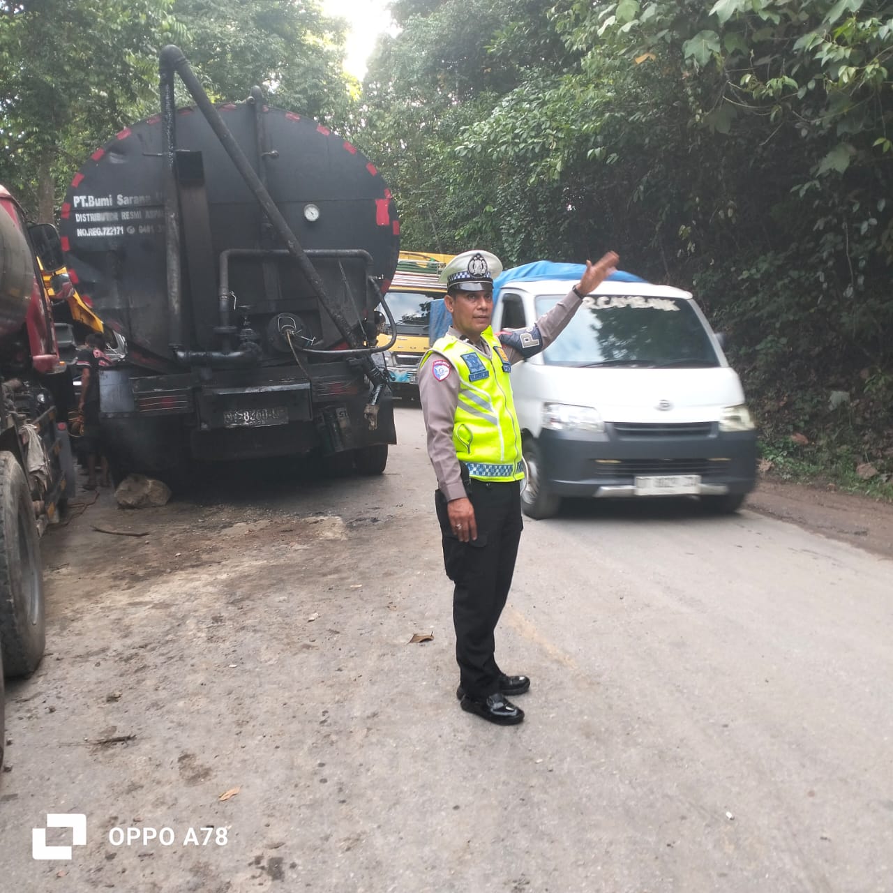 Respons Cepat Pos Pam Pohara, Arus Lalu Lintas Kembali Lancar Usai Truk Mogok di Jalur Kendari–Konawe
